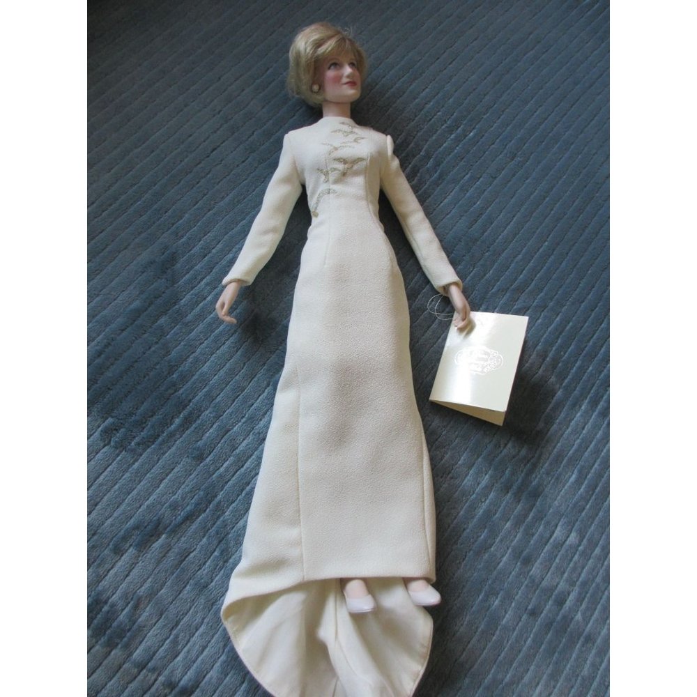DIANA PRICESS OF WALES DOLL FRANKLIN MINT PORCELIN 17 INCH TALL